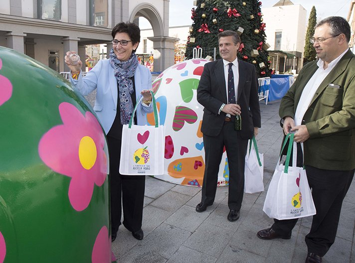 Una imagen de la presentación con la Alcaldesa de Pozuelo de Alarcón, Susana Pérez, y directivos de Ecovidrio