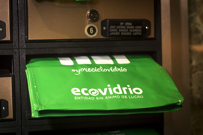 El reciclaje de vidrio llama a la puerta de 800.000 hogares madrileños
