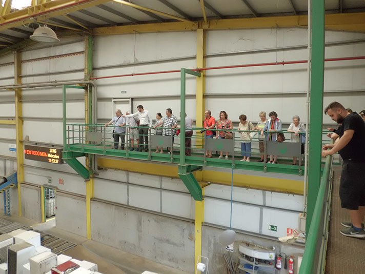 Una veintena de ciudadanos visitan la planta de reciclados eléctricos y electrónicos de Ilunion en La Bañeza