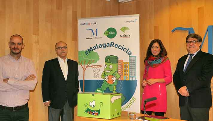 Marina Bravo (Diputada de Medioambiente de la Diputación de Málaga), José Pérez (Presidente Ecopilas) y Eduardo García (Presidente de Unicaja) junto al ex jugador Carlos Jiménez 
