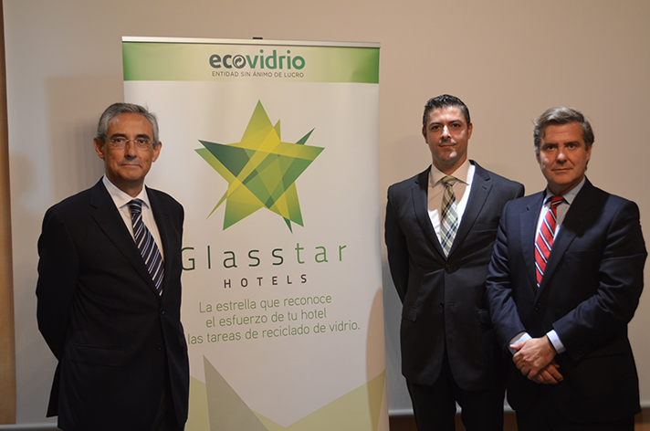 De izq. a dcha: Fernando Fraile, Presidente FEHT; Jorge Lorenzo Peña, Gerente Ecovidrio en Canarias y Borja Martiarena, Director de Marketing de Ecovidrio