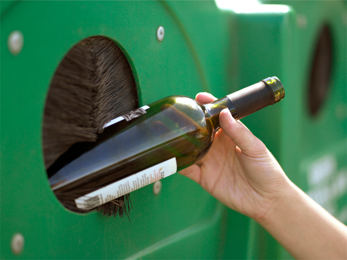 Las inversiones afianzan la apuesta por el modelo actual de contenedor que ha logrado que España alcance una tasa de reciclado de vidrio del 70%