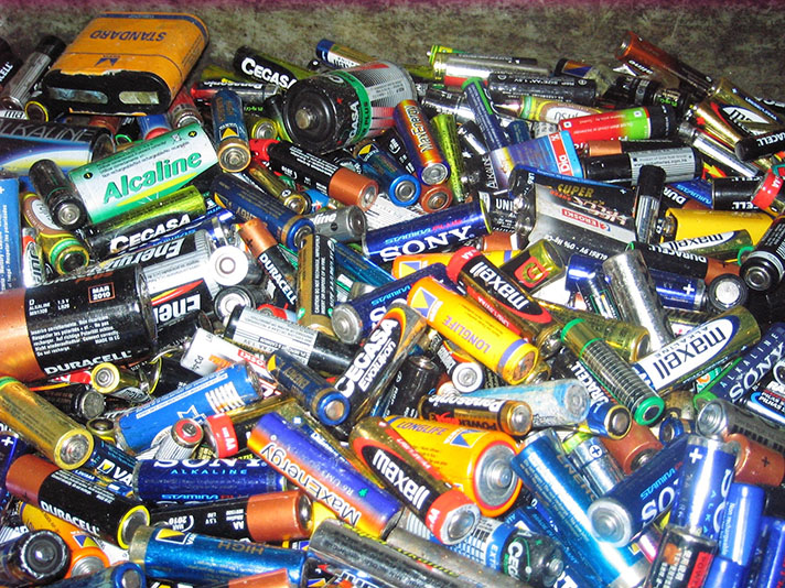 Los compostelanos reciclan una tonelada de pilas y 1,5 de pequeños electrodomésticos, con la colaboración de Recyclia