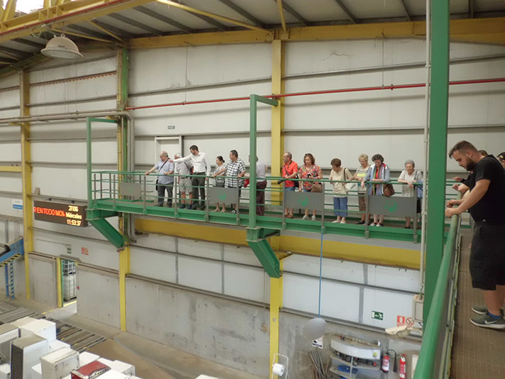 Una veintena de ciudadanos visitan la planta de reciclados eléctricos y electrónicos de Ilunion en La Bañeza